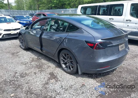 2019 Tesla Model 3 Long Range/Mid Range/Standard Range/Standard Range Plus z USA, uszkodzony, nr VIN 5YJ3E1EA5KF400131